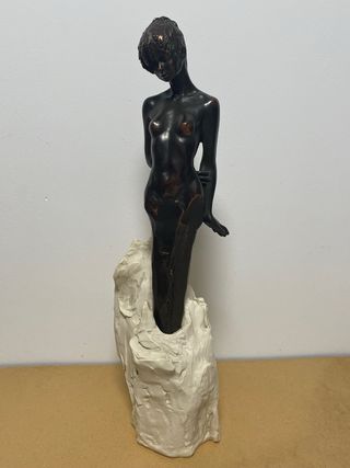 Escultura bronce mujer