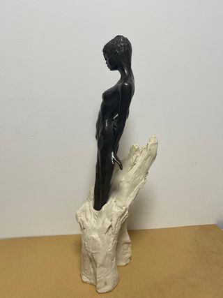 Escultura bronce mujer