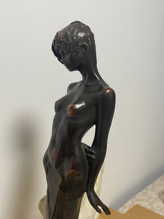 Escultura bronce mujer