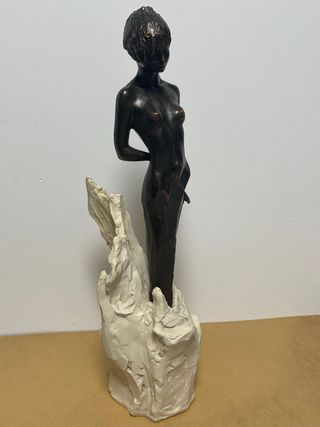 Escultura bronce mujer