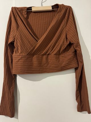 Crop top marrón manga larga