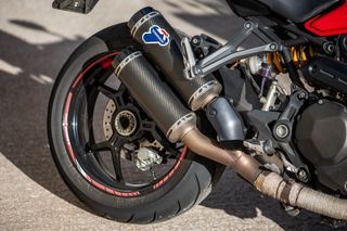 Ducati Monster 1200S roja