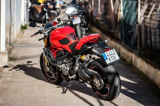 Ducati Monster 1200S roja