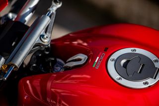 Ducati Monster 1200S roja