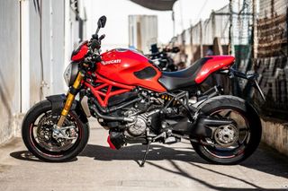 Ducati Monster 1200S roja