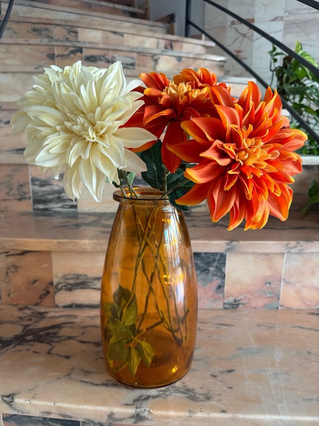 Jarrón vintage ámbar con flores decorativas