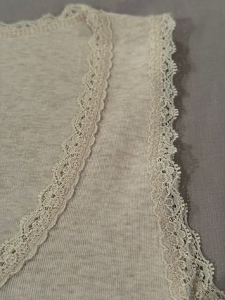 Camiseta tirantes beige con encaje