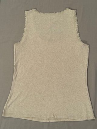 Camiseta tirantes beige con encaje