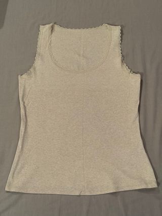 Camiseta tirantes beige con encaje