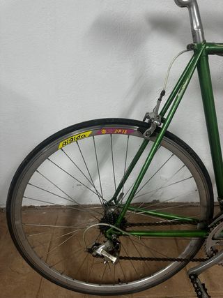 Bicicleta carretera vintage verde