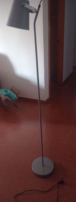 Lámpara de pie gris metalica