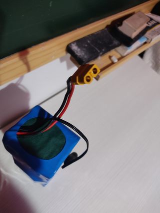 Batería recargable 12V. Cargador incluido