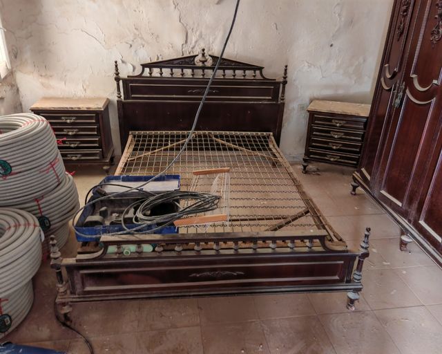 Dormitorio antiguo de madera o por separado