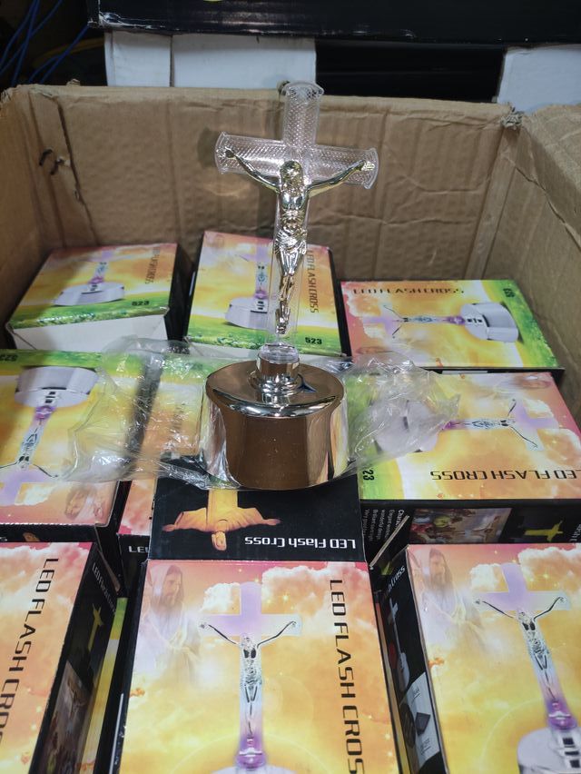 28 Figuras de Jesús empaquetadas con soporte