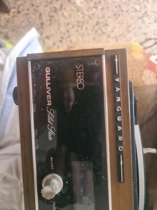 Tocadiscos antiguo marrón