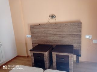 Cabecero cama de madera maciza y mimbre + 2 mesita