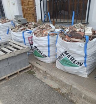 RECOGIDA DE ESCOMBROS 
ECONÓMICO Y A DOMICILIO 
