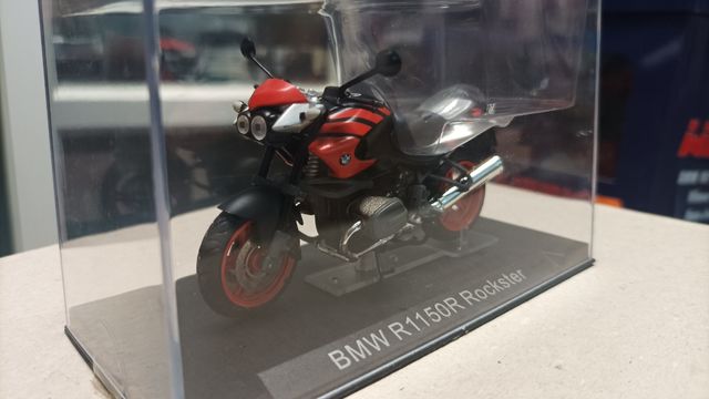4 motos escala 1/24 BMW-Moto Guzzi-Buell-Cagiva 