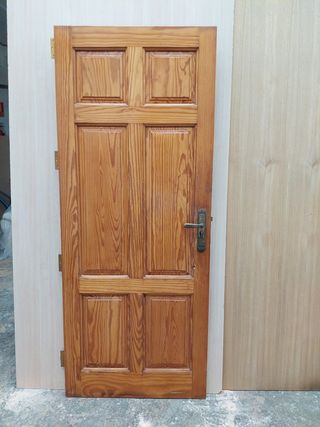 Puerta maciza pino melis - entrada