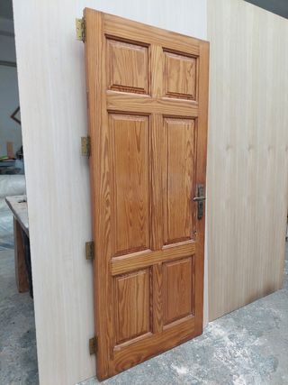 Puerta maciza pino melis - entrada