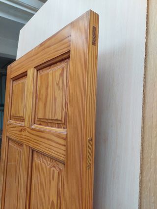 Puerta maciza pino melis - entrada