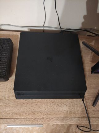 PS4 negra Slim 1tb, para jugar a todos los juegos.