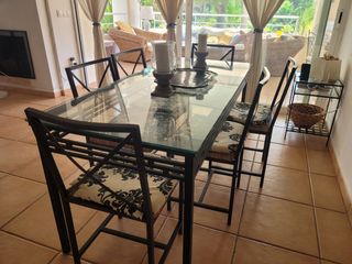 Mesa cristal y forja negra