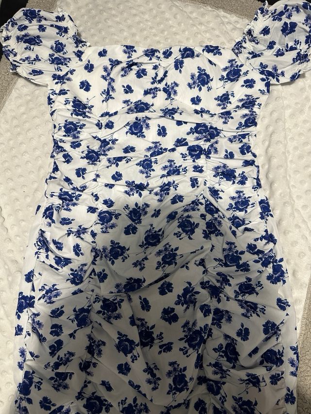 Vestido floral azul y blanco