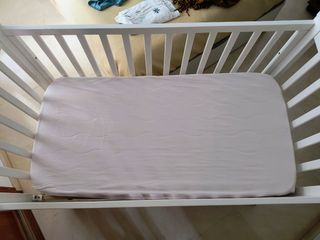 Cuna blanca con colchón viscoelástico