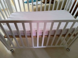 Cuna blanca con colchón viscoelástico