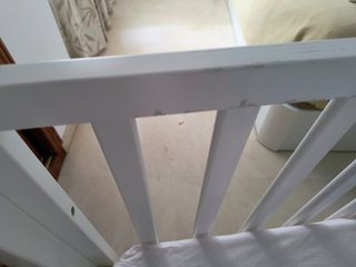 Cuna blanca con colchón viscoelástico