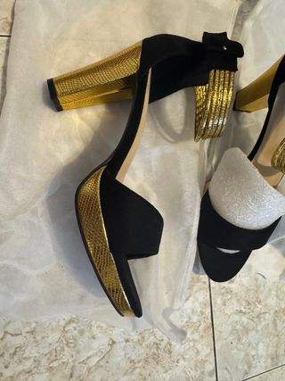 Zapatos tacón negros y dorados