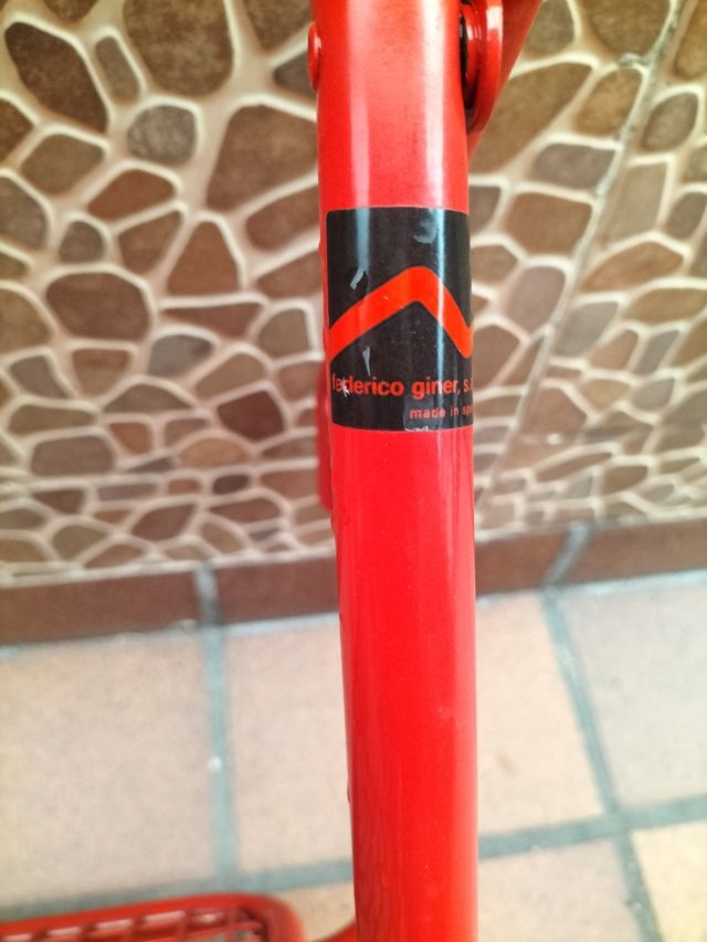 2 Sillas metálicas rojas Federico Giner, 75e unida