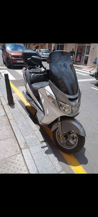 Suzuki Burgman 250 - Scooter