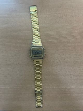 Reloj dorado resistente al agua