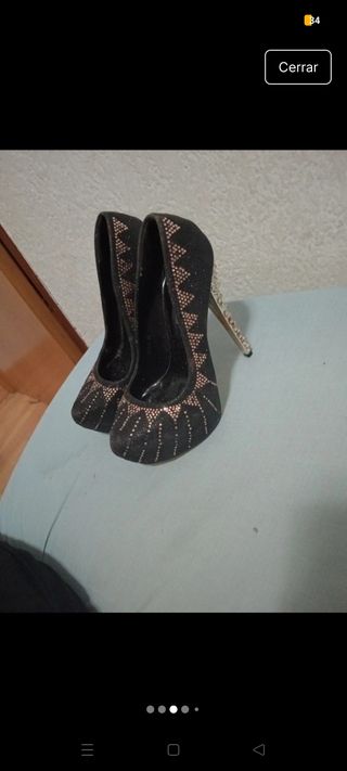 Tacones negros con pedreria dorada