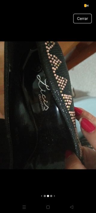 Tacones negros con pedreria dorada
