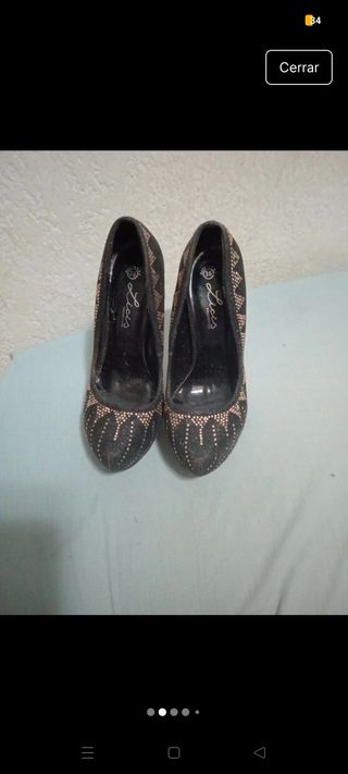 Tacones negros con pedreria dorada