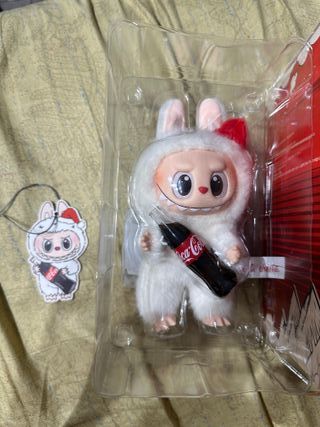 Labubu Coca-Cola: Muñeco navideño