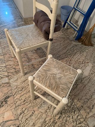 Silla mimbre blanco y taburete