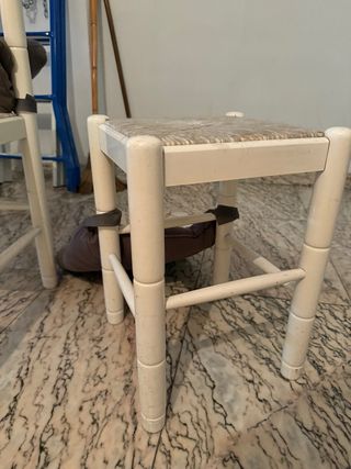 Silla mimbre blanco y taburete