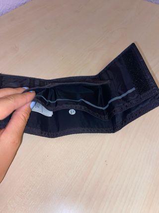 Billetera Nike - Negra y Plateada