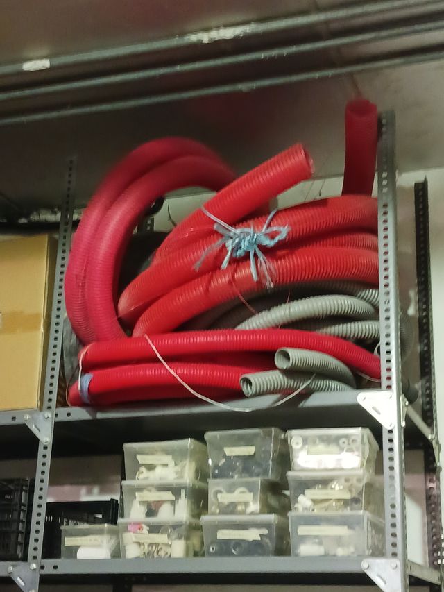 Tubos corrugados rojos y grises