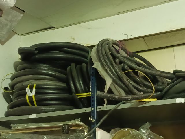 Tubos corrugados rojos y grises