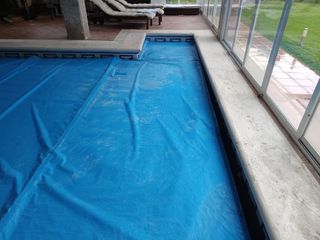 Cobertor piscina azul enrollable