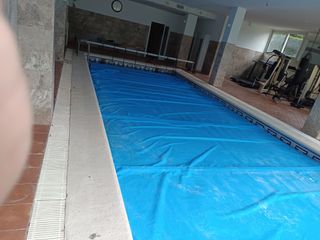 Cobertor piscina azul enrollable