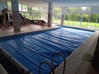 Cobertor piscina azul enrollable