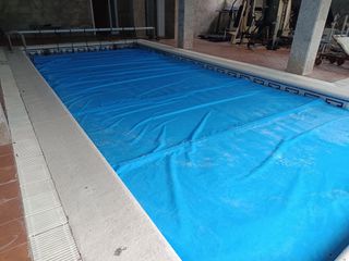 Cobertor piscina azul enrollable