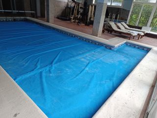 Cobertor piscina azul enrollable