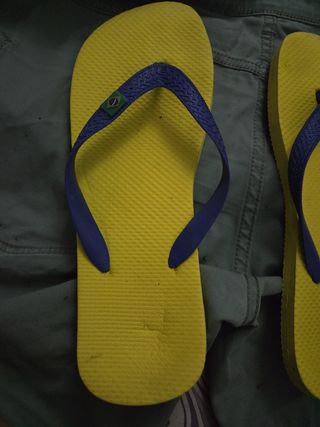 Chanclas Hawaianas amarillas y azules